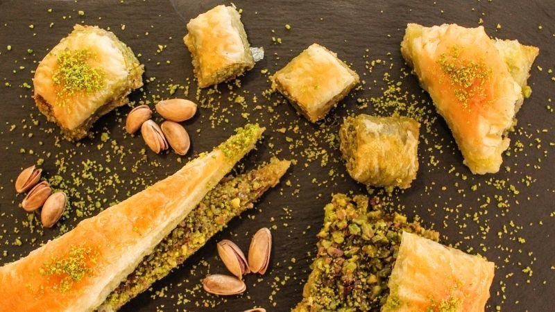 Türk Mutfağının İncileri: Geleneksel Türk Tatlıları ve Lezzet Haritası